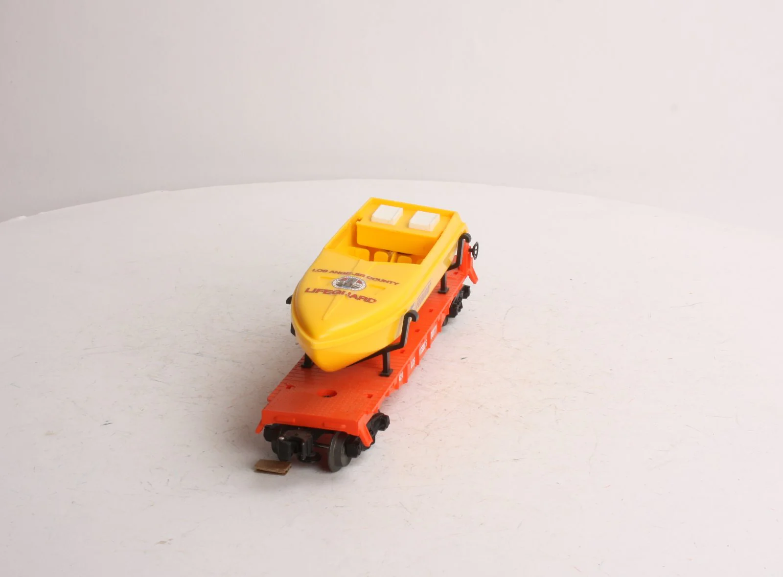 Lionel 6-16970 O Gauge L.A. County Lifeguard Flatcar w/ Lifeguard Boat #6424 EX/Box - Image 4
