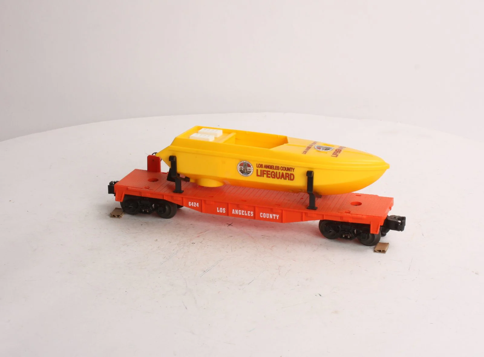 Lionel 6-16970 O Gauge L.A. County Lifeguard Flatcar w/ Lifeguard Boat #6424 LN/Box - Image 2