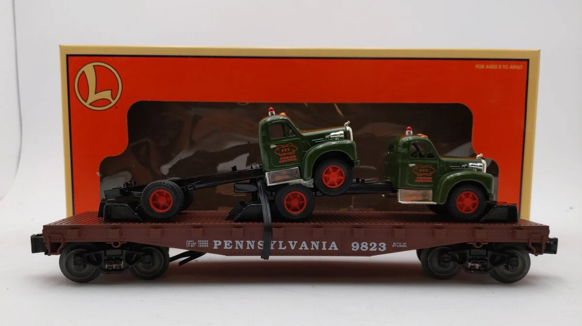 Lionel 6-17518 O Gauge Pennsylvania Flatcar with 2 Corgi Mack AEC Trucks #9823 EX/Box