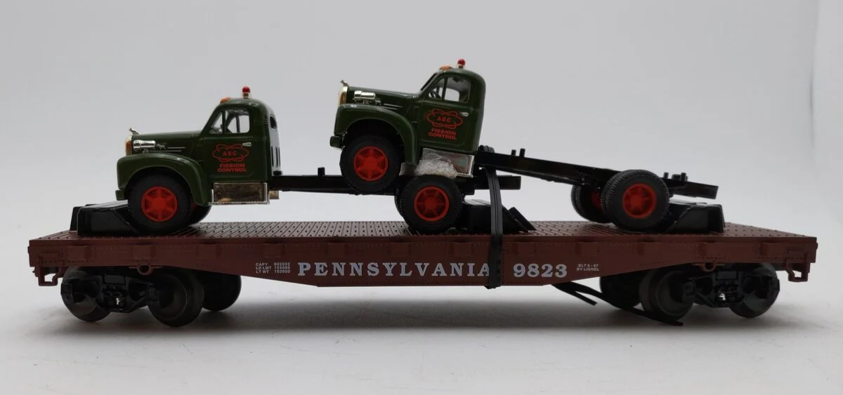 Lionel 6-17518 O Gauge Pennsylvania Flatcar with 2 Corgi Mack AEC Trucks #9823 LN/Box - Image 2