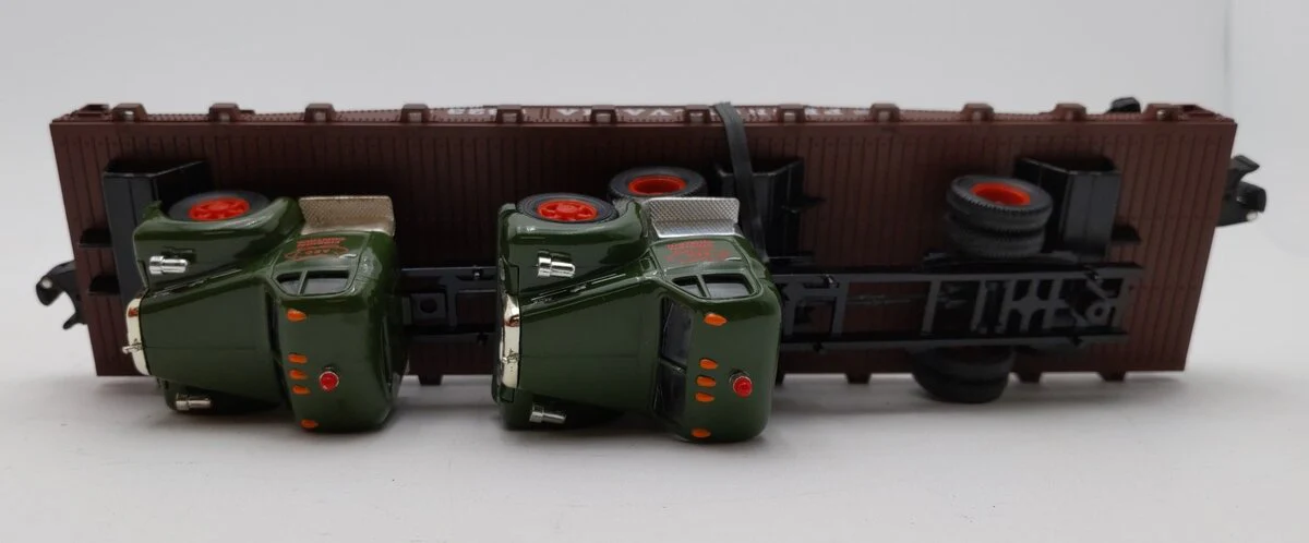 Lionel 6-17518 O Gauge Pennsylvania Flatcar with 2 Corgi Mack AEC Trucks #9823 LN/Box - Image 3