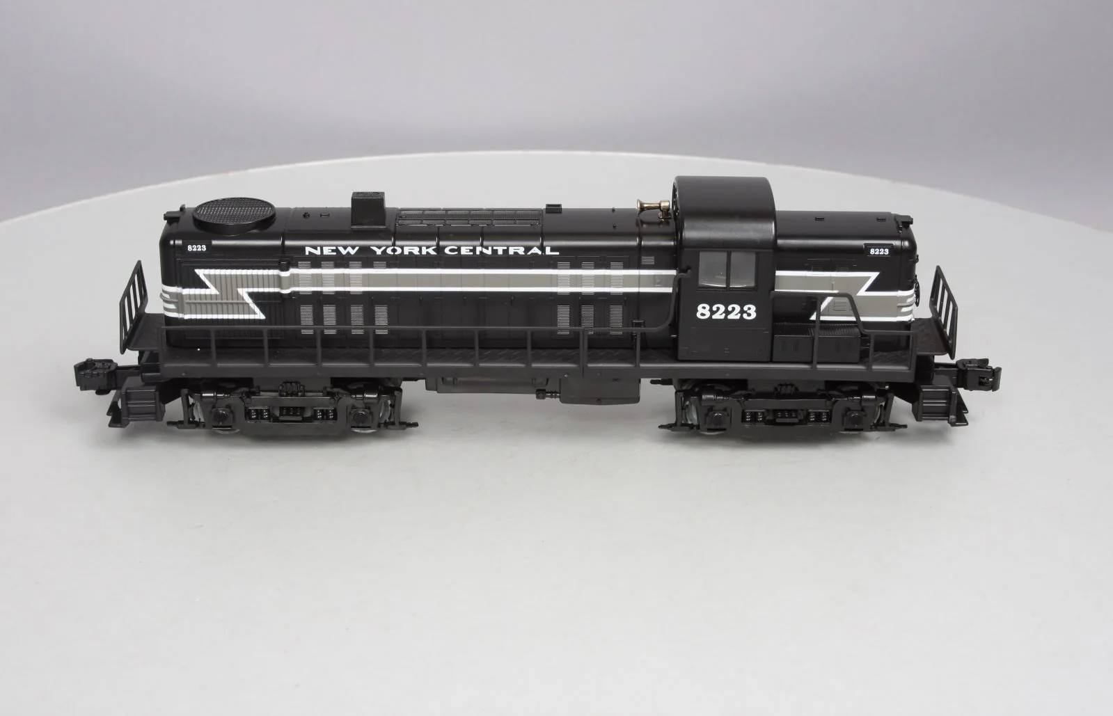 Lionel 6-18835 O New York Central Alco RS-3 Diesel Locomotive #8223 EX/Box - Image 2