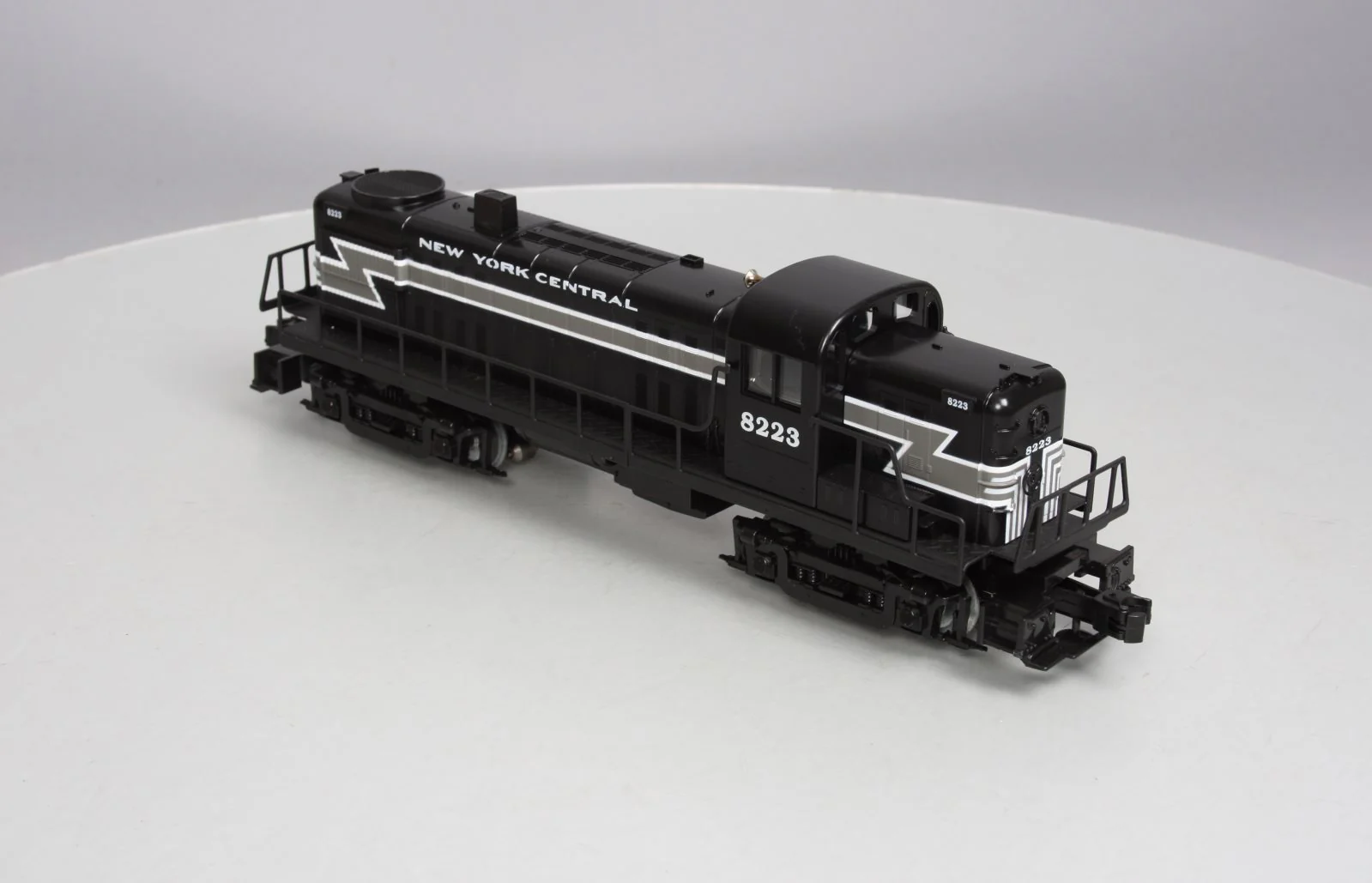 Lionel 6-18835 O New York Central Alco RS-3 Diesel Locomotive #8223 EX/Box - Image 3