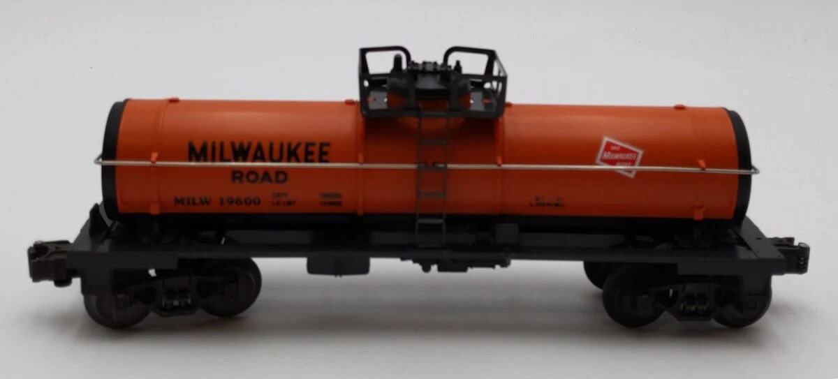 Lionel 6-19600 O Gauge Milwaukee Road Single Dome Tank Car #19600 NIB - Image 2