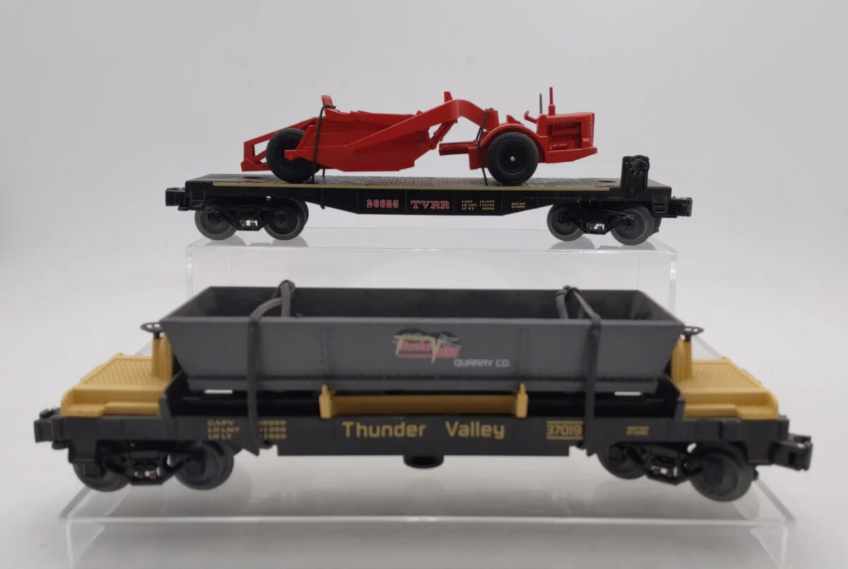 Lionel 6-30136 O Thunder Valley Flat with Scraper and Ore Dump Car (Set of 2) EX - Image 2
