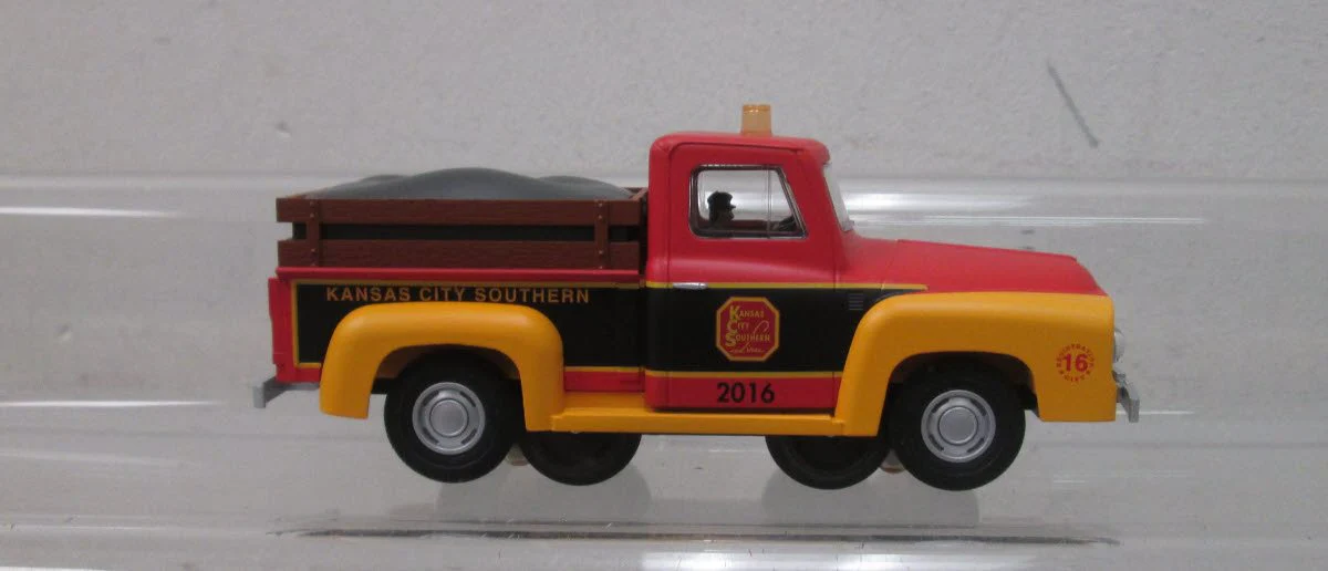 Lionel 6-58267 LCCA 2016 Convention Motorized 1955 Pickup Truck NIB - Image 2