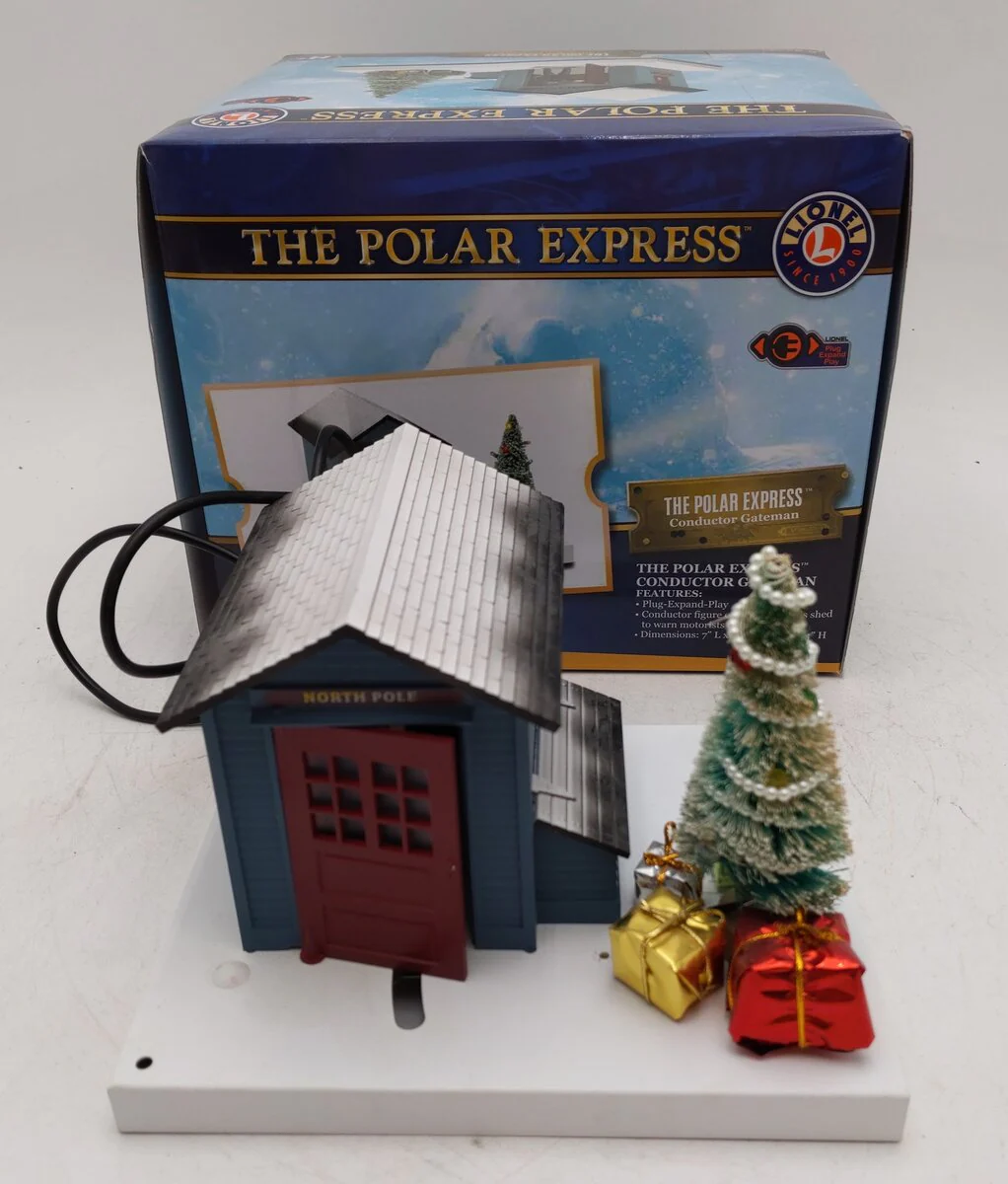 Lionel 6-82735 O Polar Express Conductor Operating & Lighted Gateman Shack EX/Box