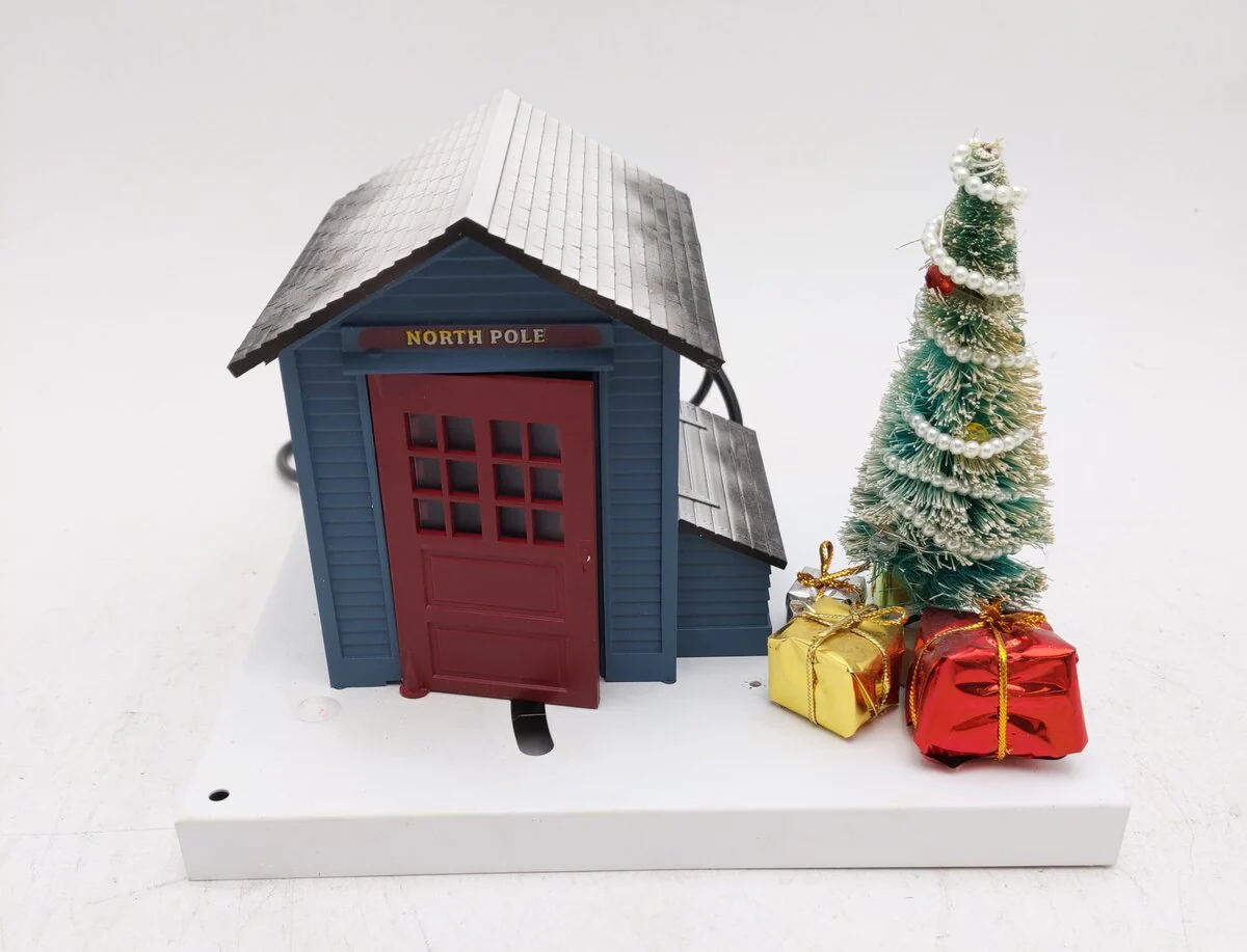 Lionel 6-82735 O Polar Express Conductor Operating & Lighted Gateman Shack EX/Box - Image 2