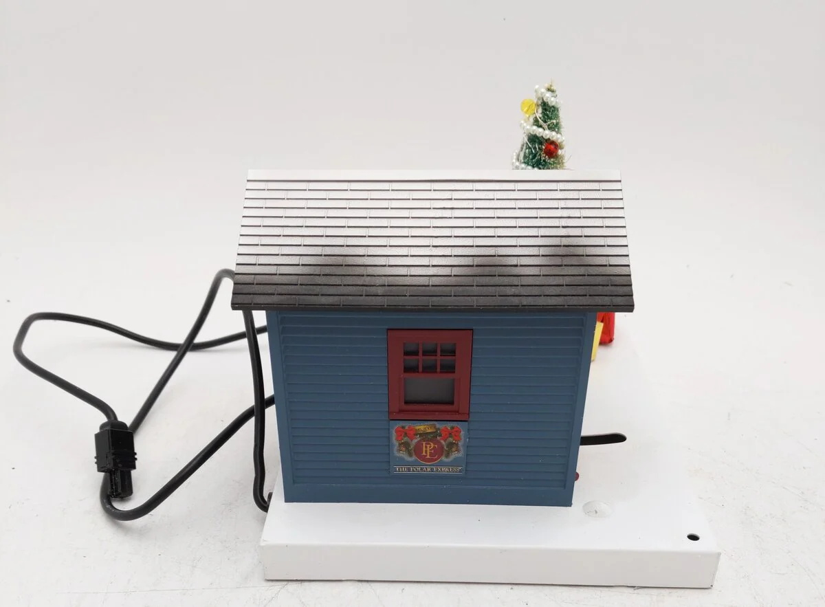 Lionel 6-82735 O Polar Express Conductor Operating & Lighted Gateman Shack EX/Box - Image 3