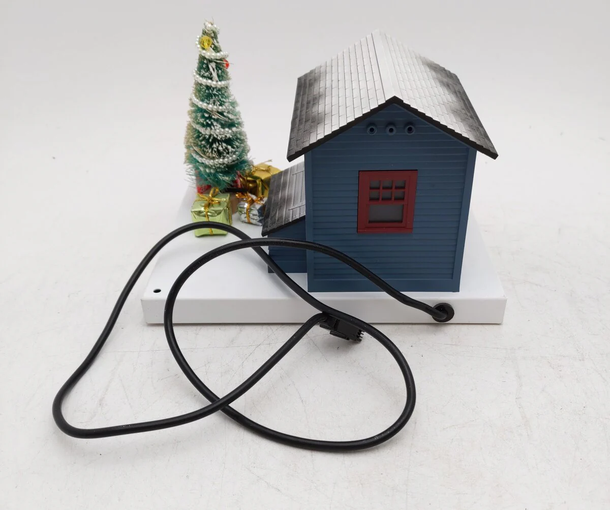 Lionel 6-82735 O Polar Express Conductor Operating & Lighted Gateman Shack EX/Box - Image 4