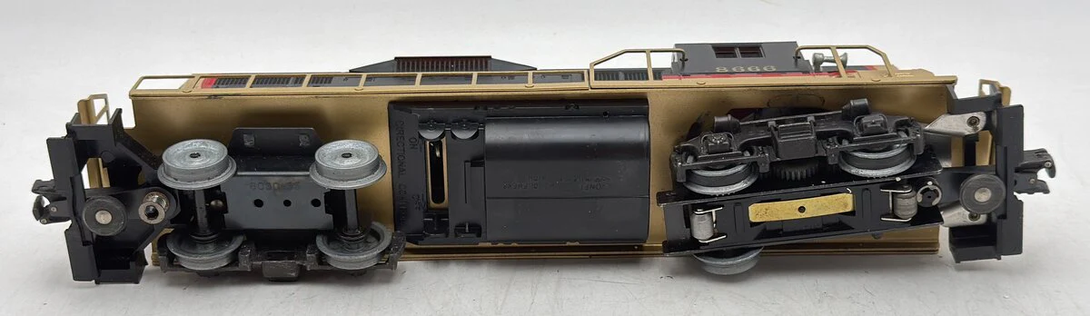 Lionel 6-8666 O Gauge Northern Pacific GP9 Powered Diesel Locomotive #8666/Box - Image 4