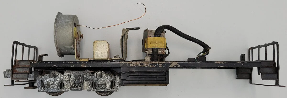 Lionel 601-9 Diesel Switcher Frame with Operating Coupler Truck w/o Collector - Image 4