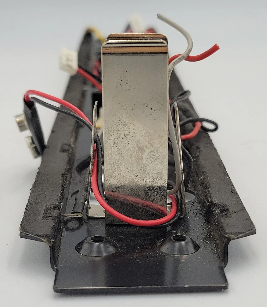 Lionel 8200-17 Diesel Loco Frame with Battery Bracket & Switch Harness - Image 2