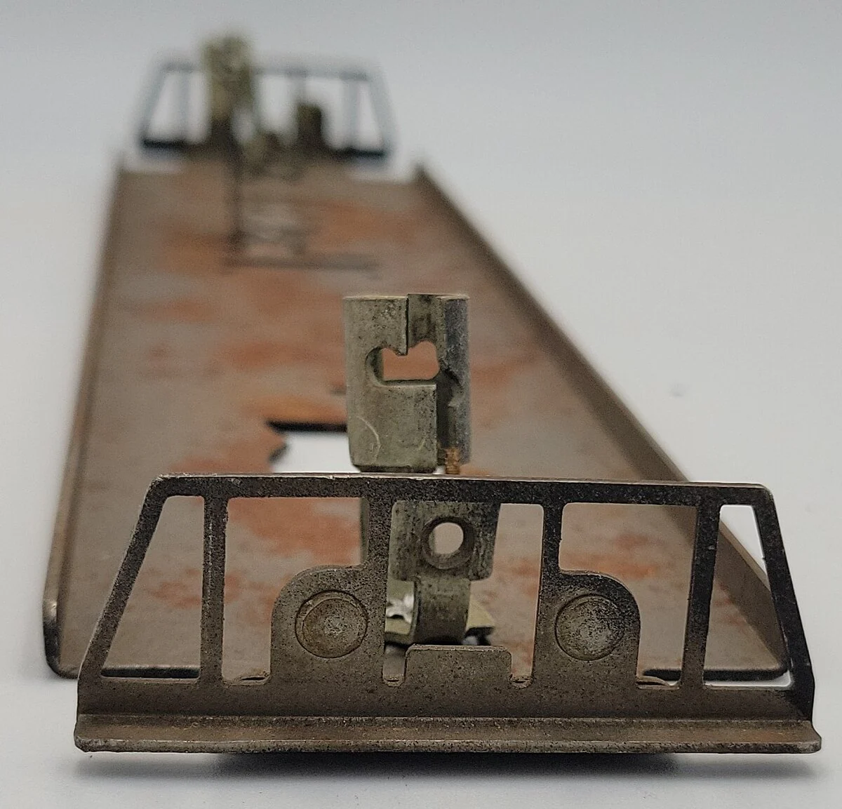Lionel 8754-211 O Gauge Rectifier Frame with Bayonet Lamp Sockets - Image 4