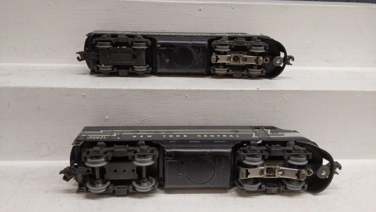 Lionel O Gauge New York Central F3 AA Diesel Locomotives VG - Image 3