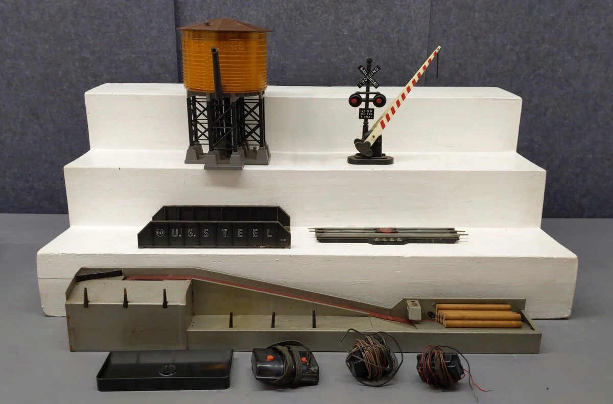 Lionel Postwar O Layout Accessories w/Buttons: 30, 214, 262,& 364 [4]