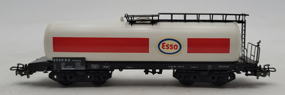 Marklin 4650 HO Scale ESSO Tank Car EX/Box - Image 2