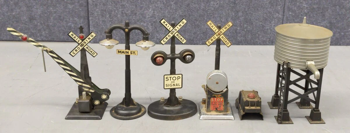 Marx and Lionel Accessories and water tower VG