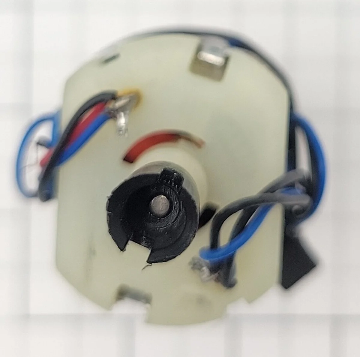 Micro-Mark 86529 HO 12-Volt DC Dual Shaft Flat Can Motor w/ Flywheel & Couplers - Image 3