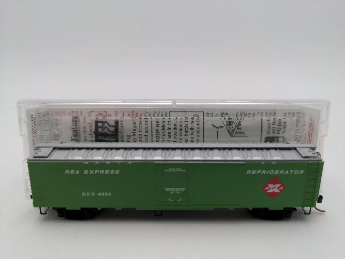 Micro-Trains 05200030 N REA 52' 2" Riveted Steel Plug Door Express Reefer #4083 LN/Box
