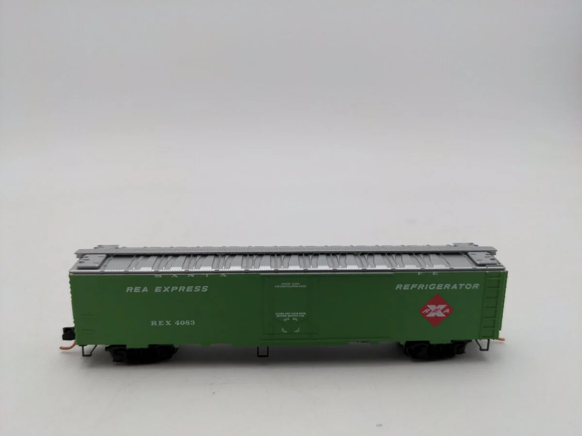 Micro-Trains 05200030 N REA 52' 2" Riveted Steel Plug Door Express Reefer #4083 LN/Box - Image 2
