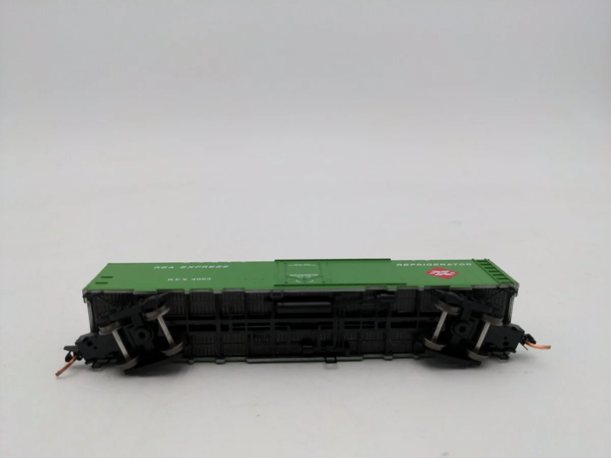 Micro-Trains 05200030 N REA 52' 2" Riveted Steel Plug Door Express Reefer #4083 LN/Box - Image 3