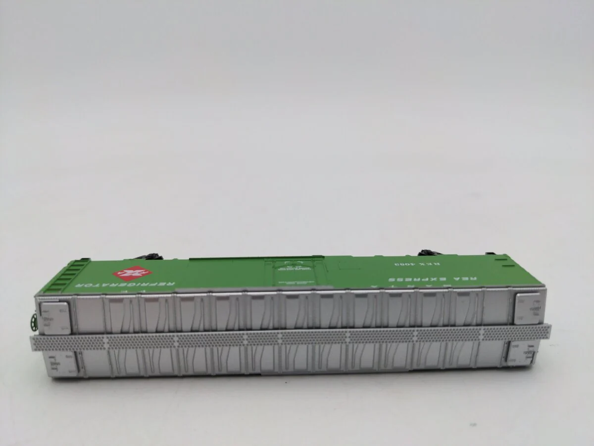 Micro-Trains 05200030 N REA 52' 2" Riveted Steel Plug Door Express Reefer #4083 LN/Box - Image 4
