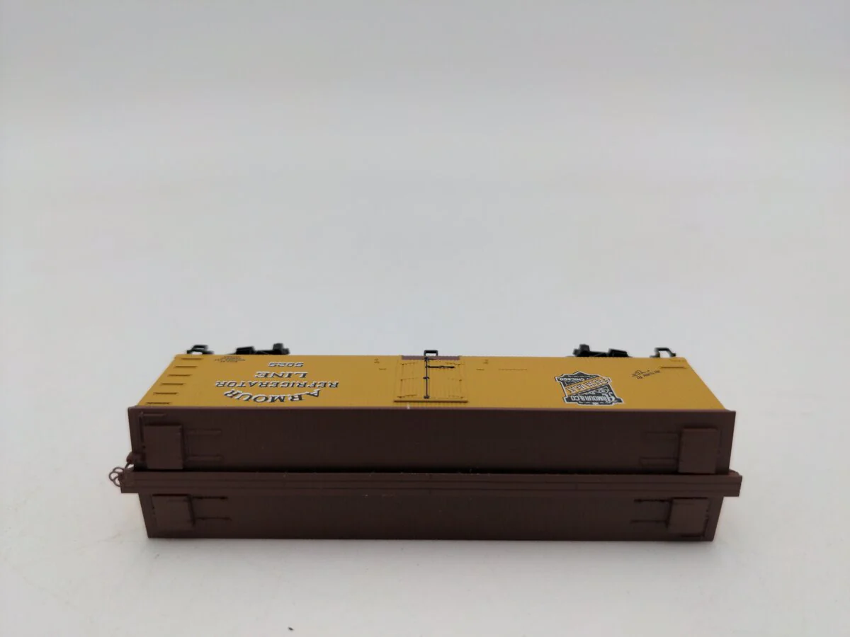 Micro-Trains 05800060 N ARL 36' Wood Sheathed Ice Reefer #5825 LN/Box - Image 4