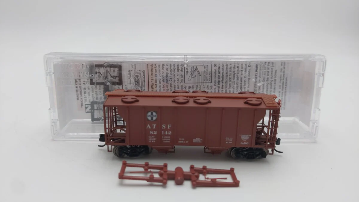 Micro-Trains 09500052 N ATSF GA-105-Class Covered Hopper #82142 EX/Box