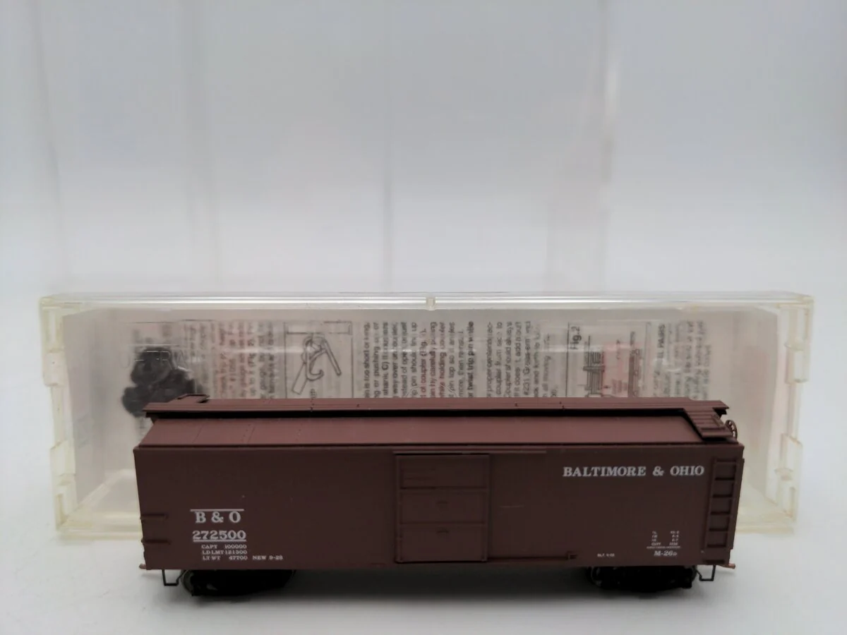 Micro-Trains 12000210 N B&O 40' Flat Panel Roof Single Door Boxcar #272500 LN/Box