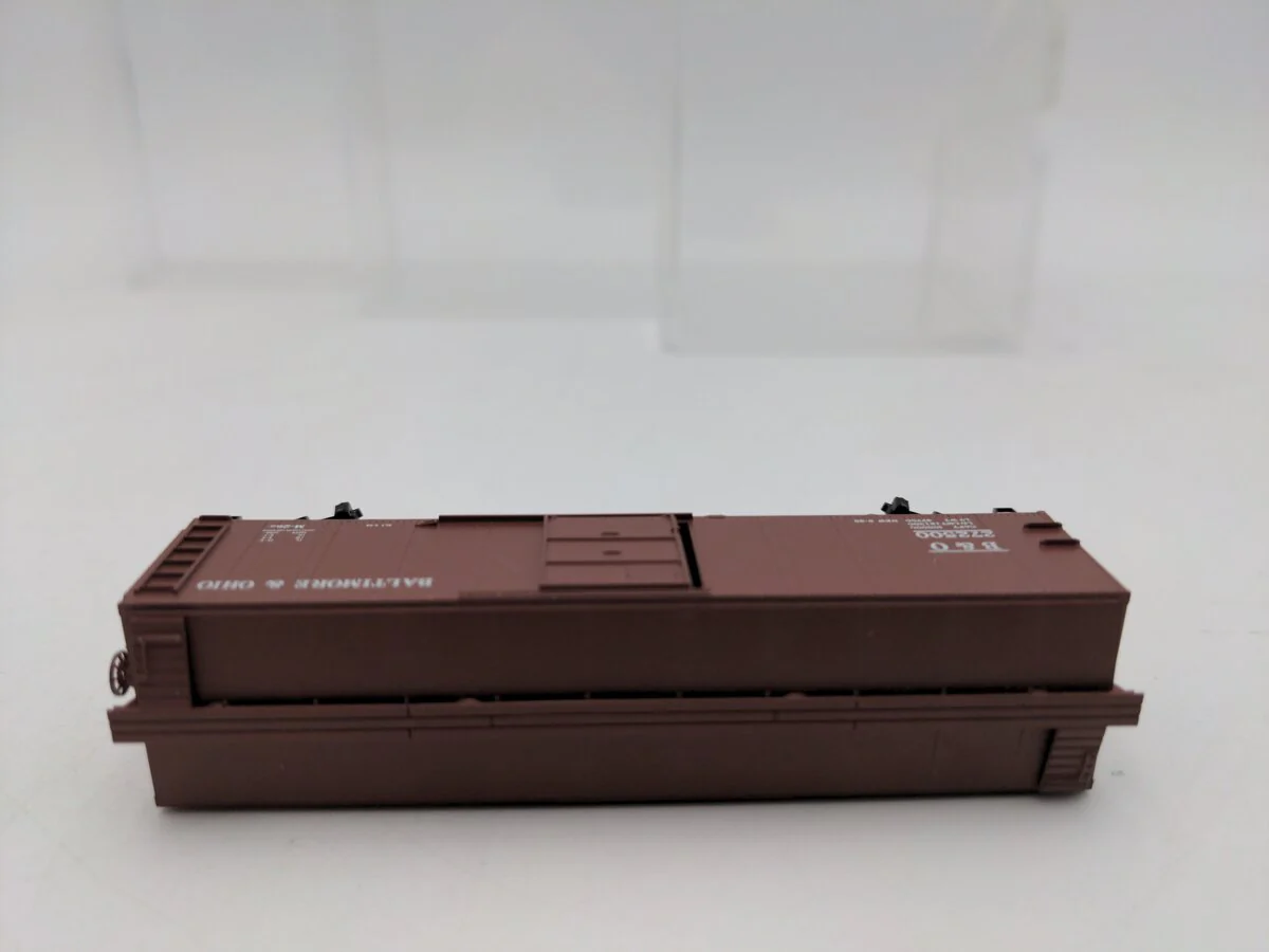 Micro-Trains 12000210 N B&O 40' Flat Panel Roof Single Door Boxcar #272500 LN/Box - Image 4