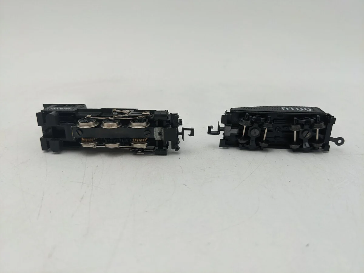 Minitrix 2916 N Scale AT&SF Steam Locomotive & Tender EX - Image 4