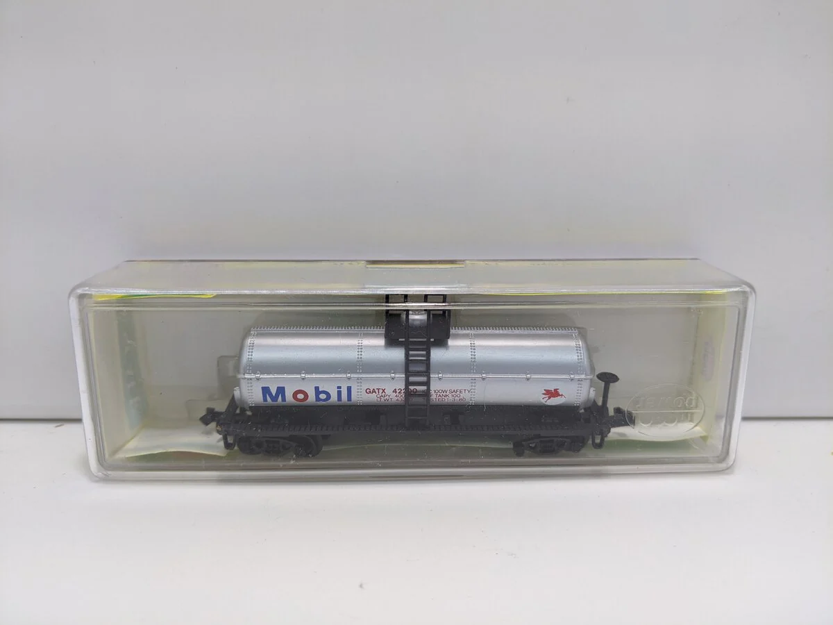 Model Power 3457 N Scale Mobil Oil 39' Single Dome Tank Car LN/Box