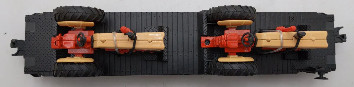 MTH 30-7642 O Gauge Farm Transportation Flat Car with Ertl Case Tractors LN/Box - Image 3