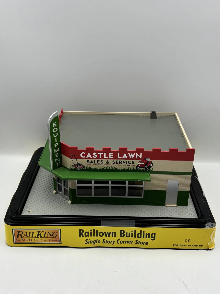 MTH 30-90393 Castle Lawn Mower Repair Single Story Corner Store VG/Box - Image 2