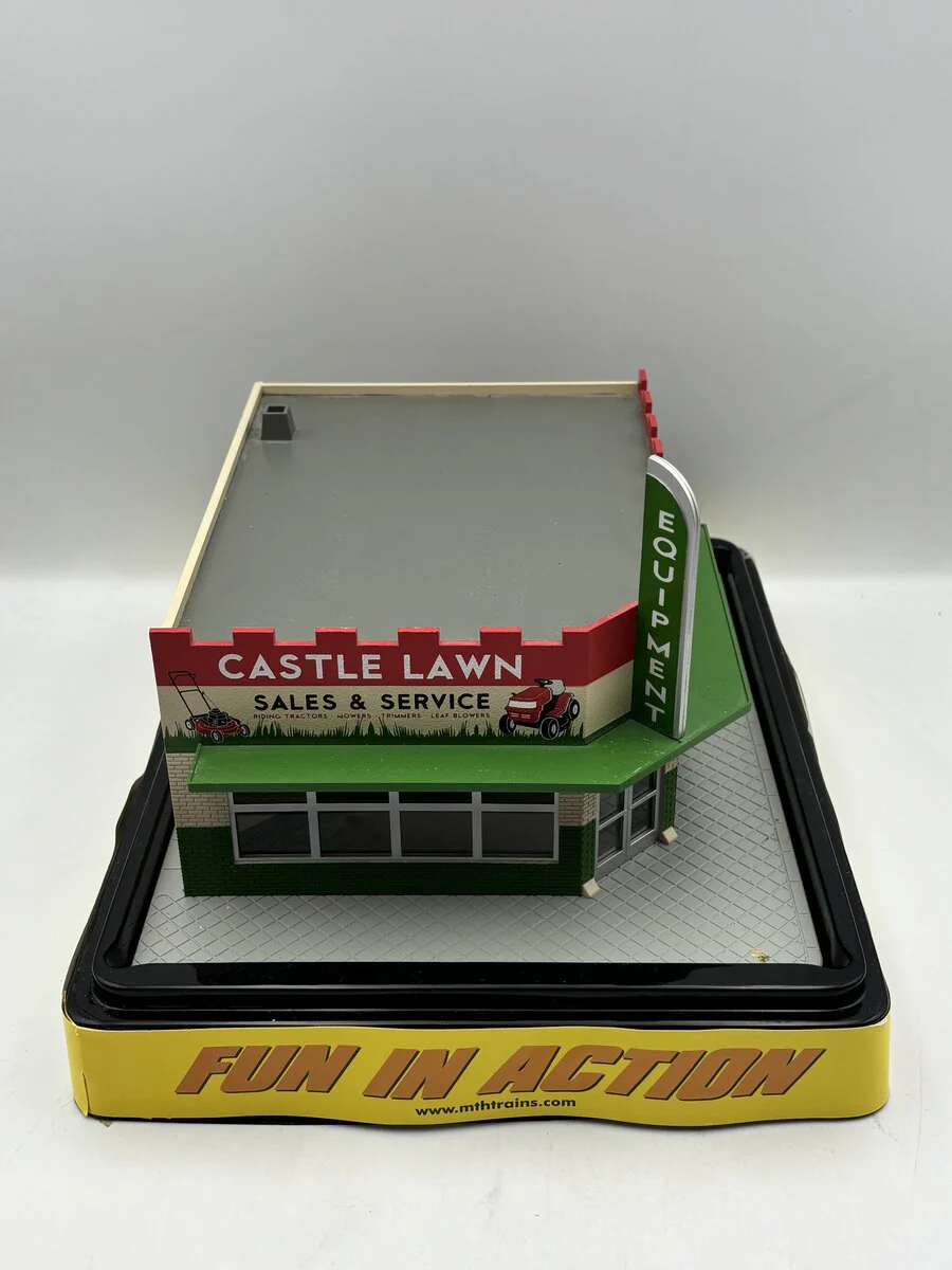 MTH 30-90393 Castle Lawn Mower Repair Single Story Corner Store VG/Box - Image 3