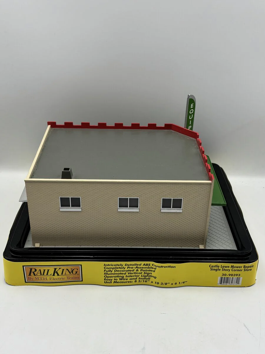 MTH 30-90393 Castle Lawn Mower Repair Single Story Corner Store VG/Box - Image 4