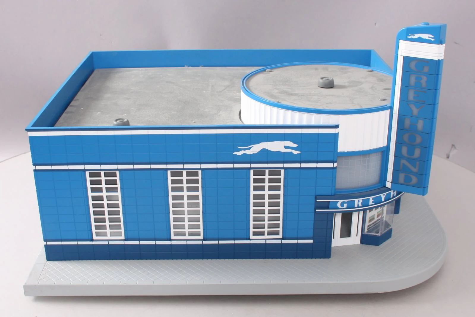 MTH 30-9040 Assembled Greyhound Bus Station W/ Station Dock NIB - Image 3