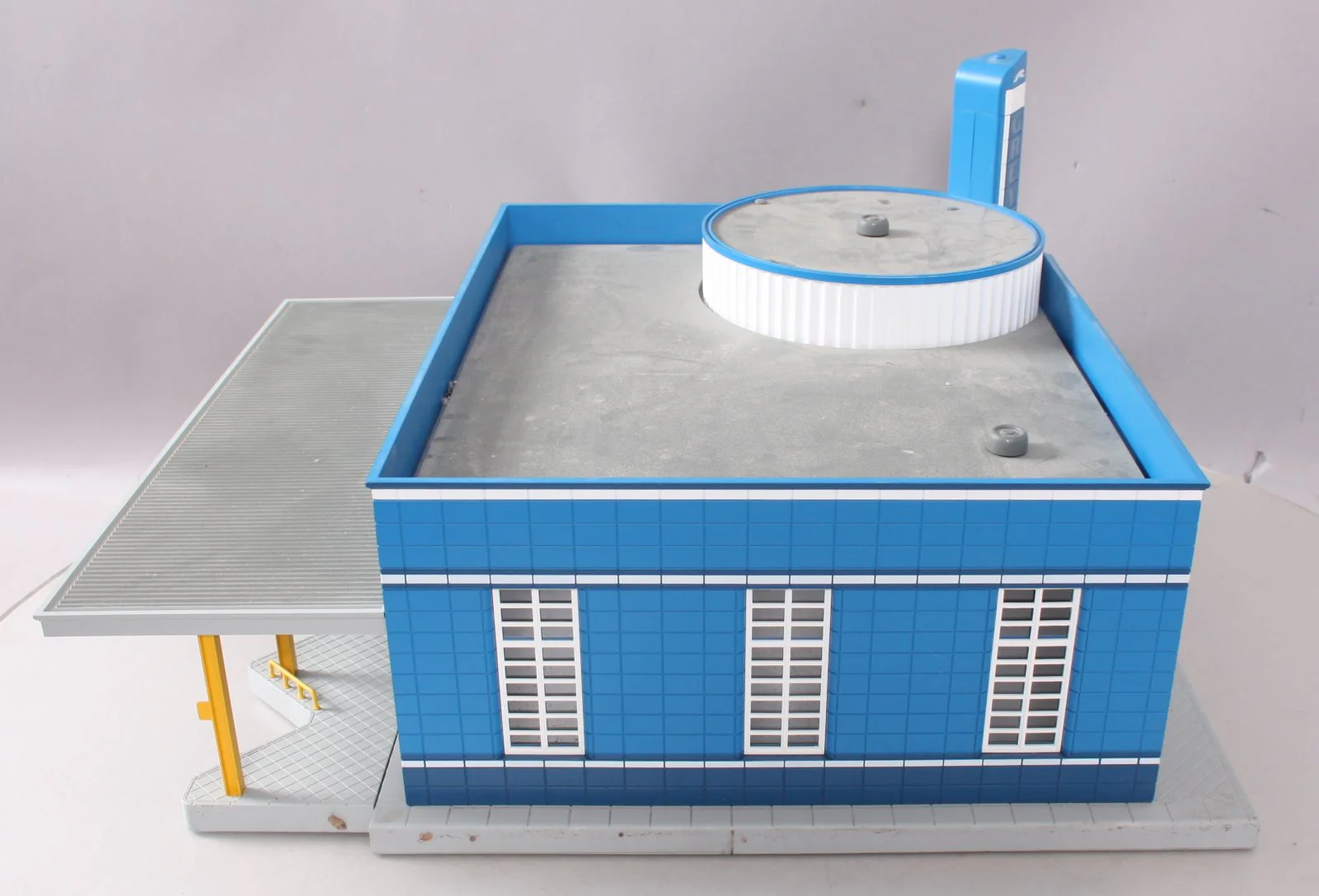 MTH 30-9040 Assembled Greyhound Bus Station W/ Station Dock NIB - Image 4