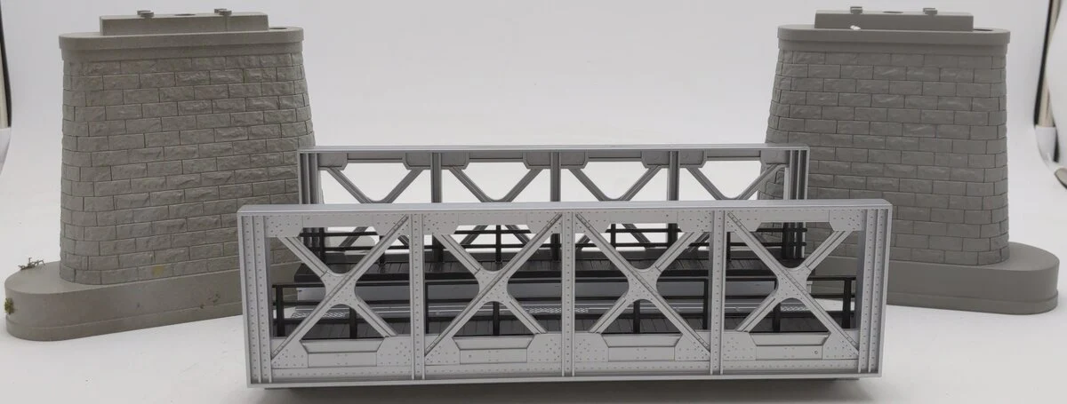 MTH 40-1014 O Gauge Silver Girder Bridge & 8" Bridge Piers EX/Box - Image 3