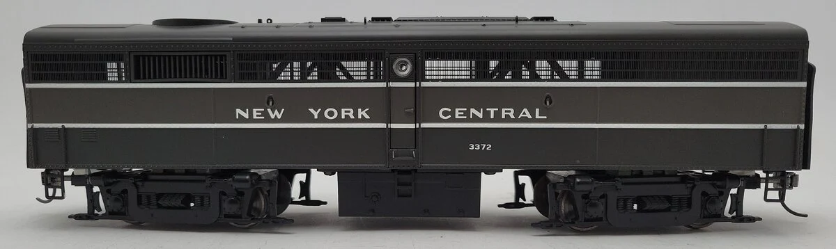 MTH O Gauge New York Central B Unit Non-Powered Diesel Locomotive #3372[2-Rail] EX - Image 2