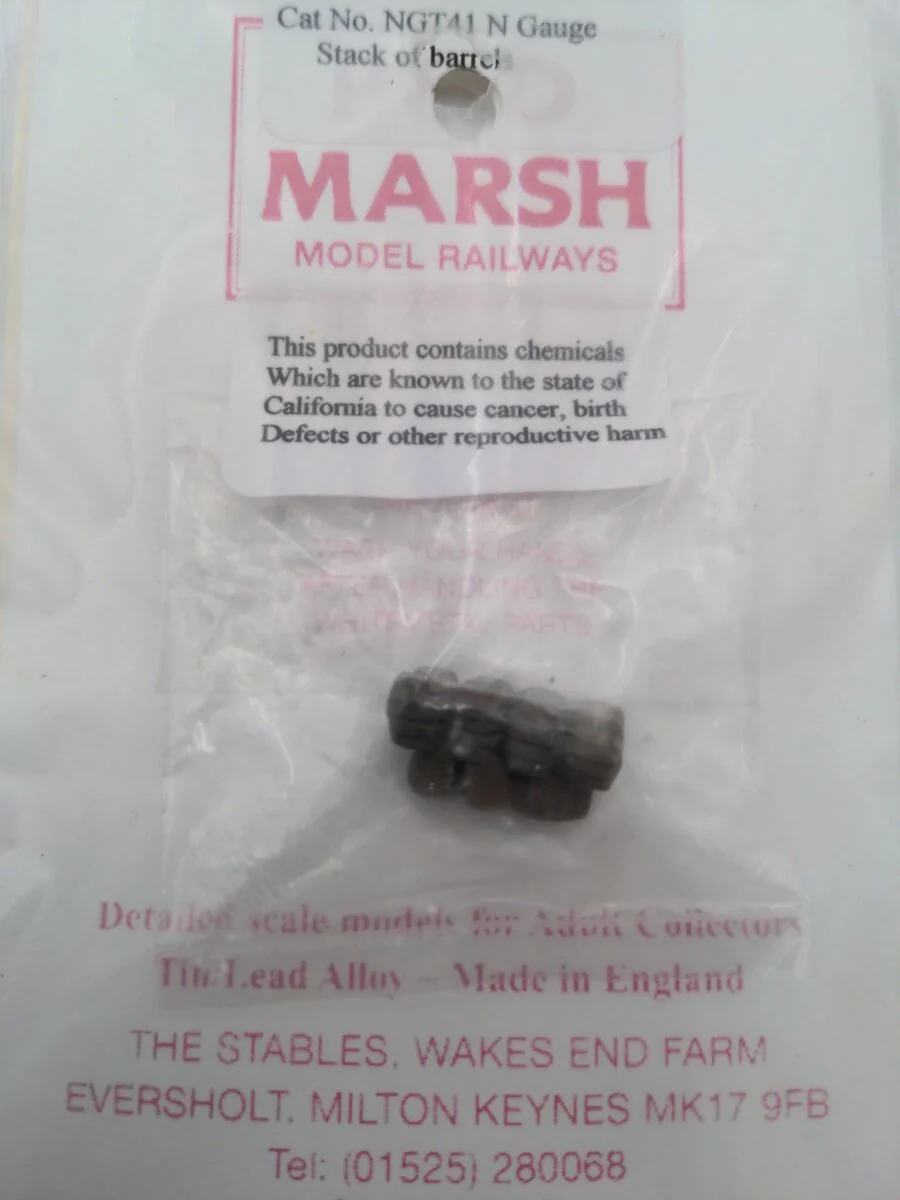 P & D Marsh NGT41 N Stack Of Barrels Painted Brown & Black