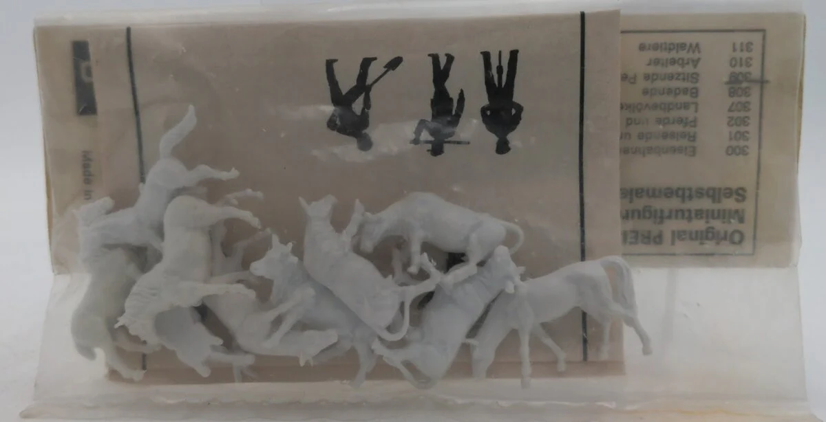 Preiser 302 HO Scale Unpainted Horses and Cows Plastic Figures (Pack of 10)