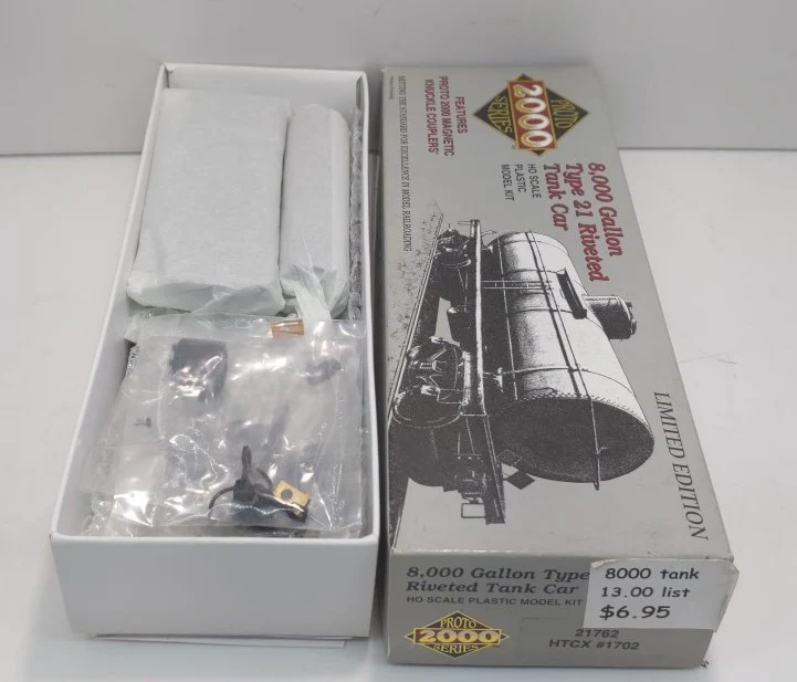 Proto 2000 21762 HO HTCX 8,000 Gallon Type 21 Riveted Tank Car Kit