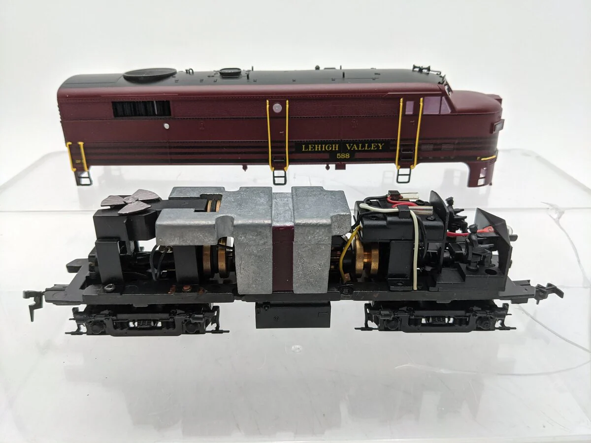 Proto 2000 8366 HO Scale Leigh Valley FA2 Diesel Locomotive #588 EX/Box - Image 2