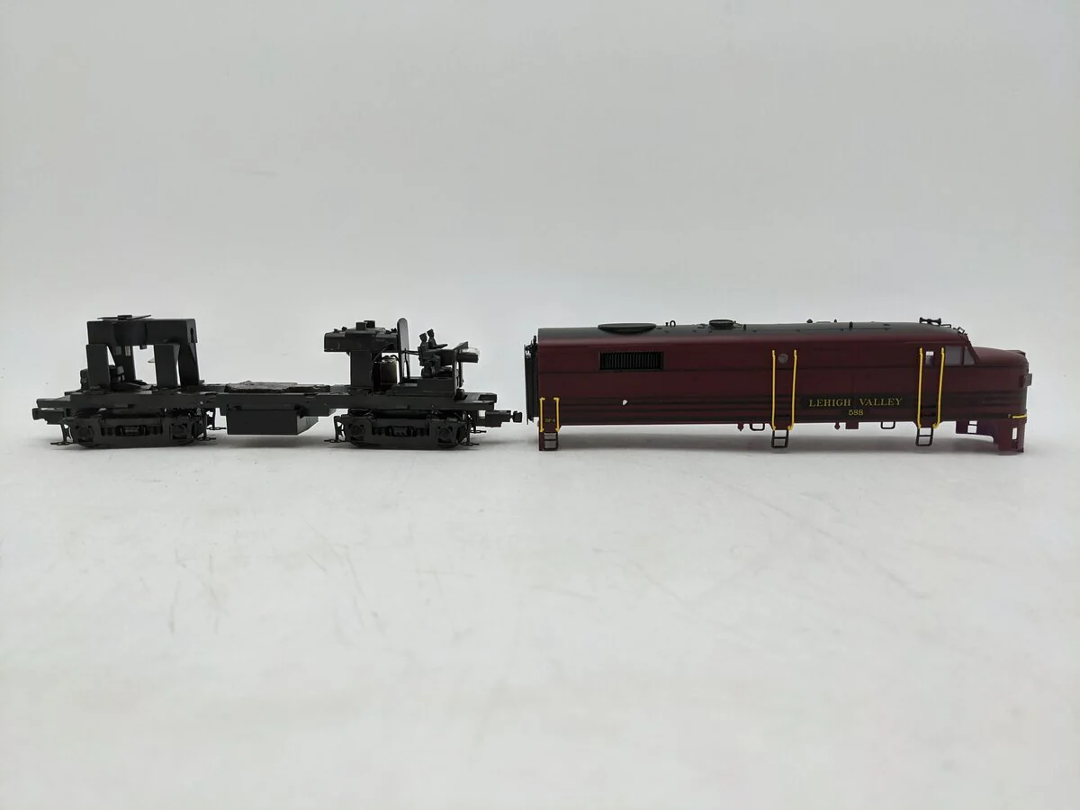 Proto 2000 8366 HO Scale Leigh Valley FA2 Nonpowered Diesel Locomotive #588 EX/Box - Image 2