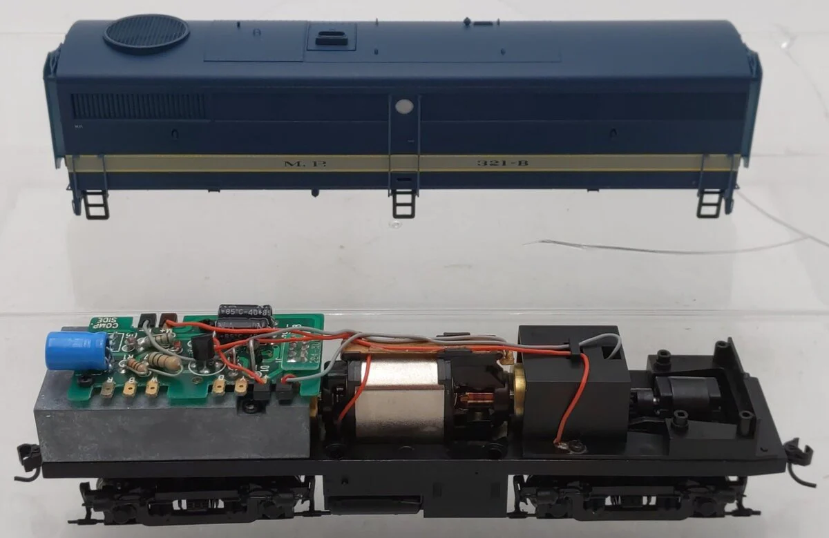 Proto 2000 HO Scale Missouri Pacific Diesel B Unit Locomotive #321-B LN/Box - Image 3