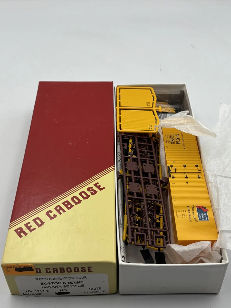 Red Caboose RC-4444-5 HO Refrigerator Car Boston & Maine Banana Service Kit