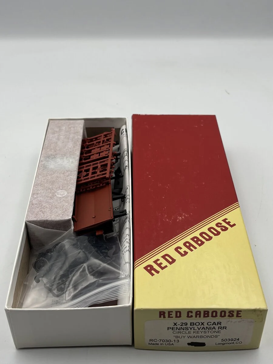 Red Caboose RC-7030-13 HO X-29 Boxcar PRR Circle Keystone "Buy Warbonds" Kit