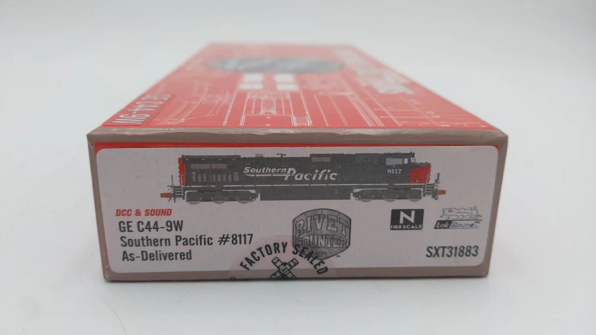 Scale Trains SXT31883 N Scale Southern Pacific Diesel Locomotive #8117 MT/Box